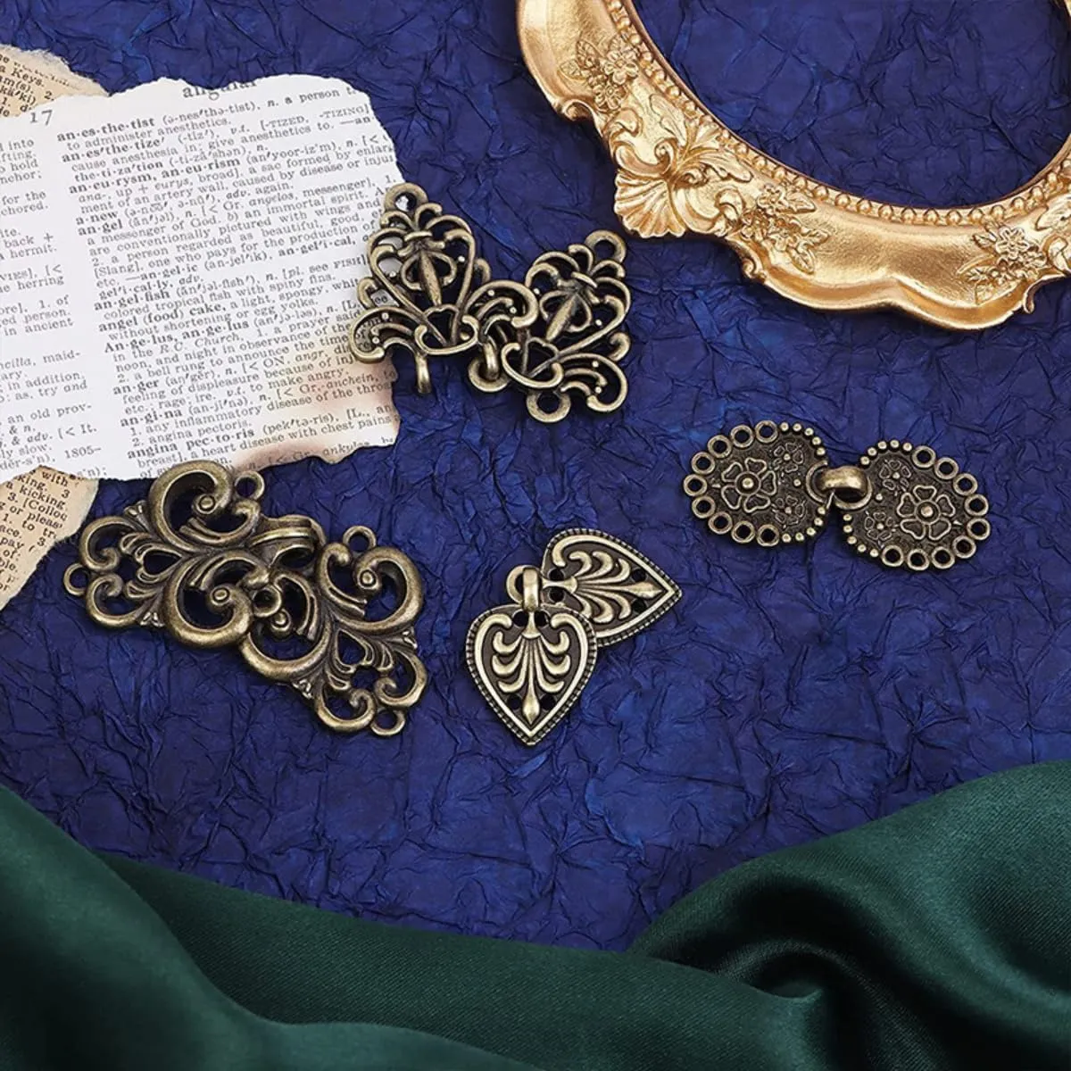 4 Pcs Vintage Clothes Cloak Clips for Women Retro Fashion Clip Shawl Collar Clasp Shirt Brooch Clip